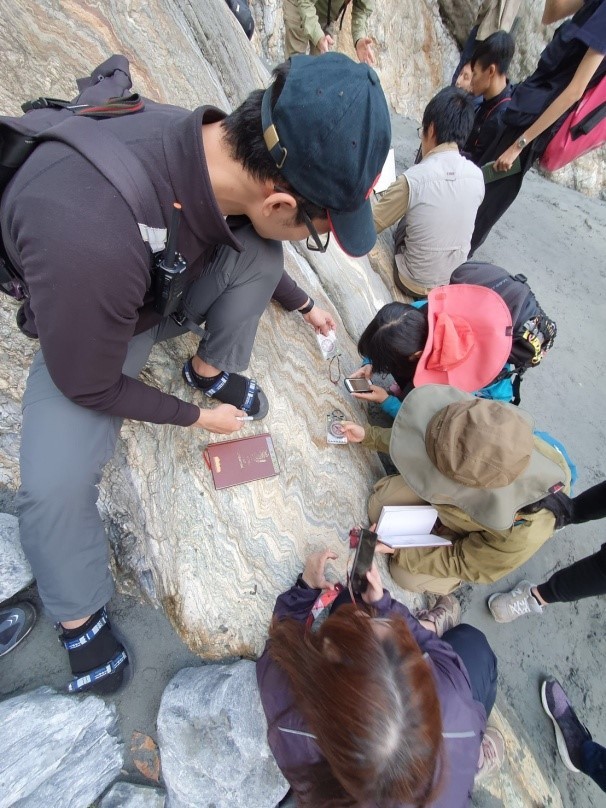圖五、臺美地質實習課程於花東地區進行變質岩的地質構造觀察與說明。