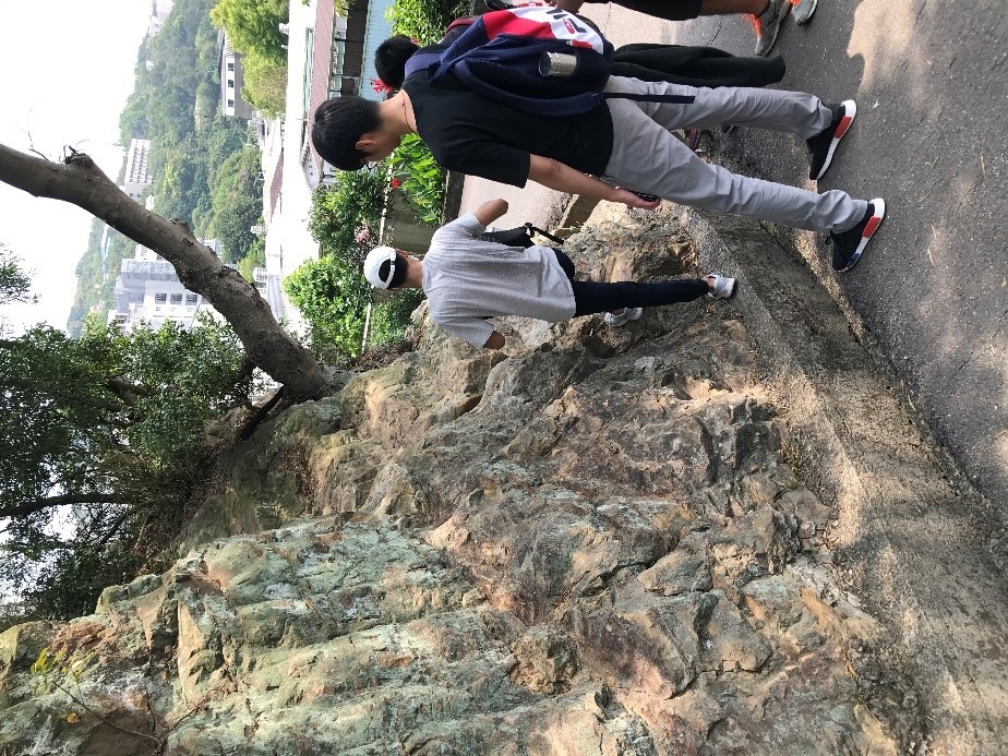 帶學生進行露頭位態量測教學