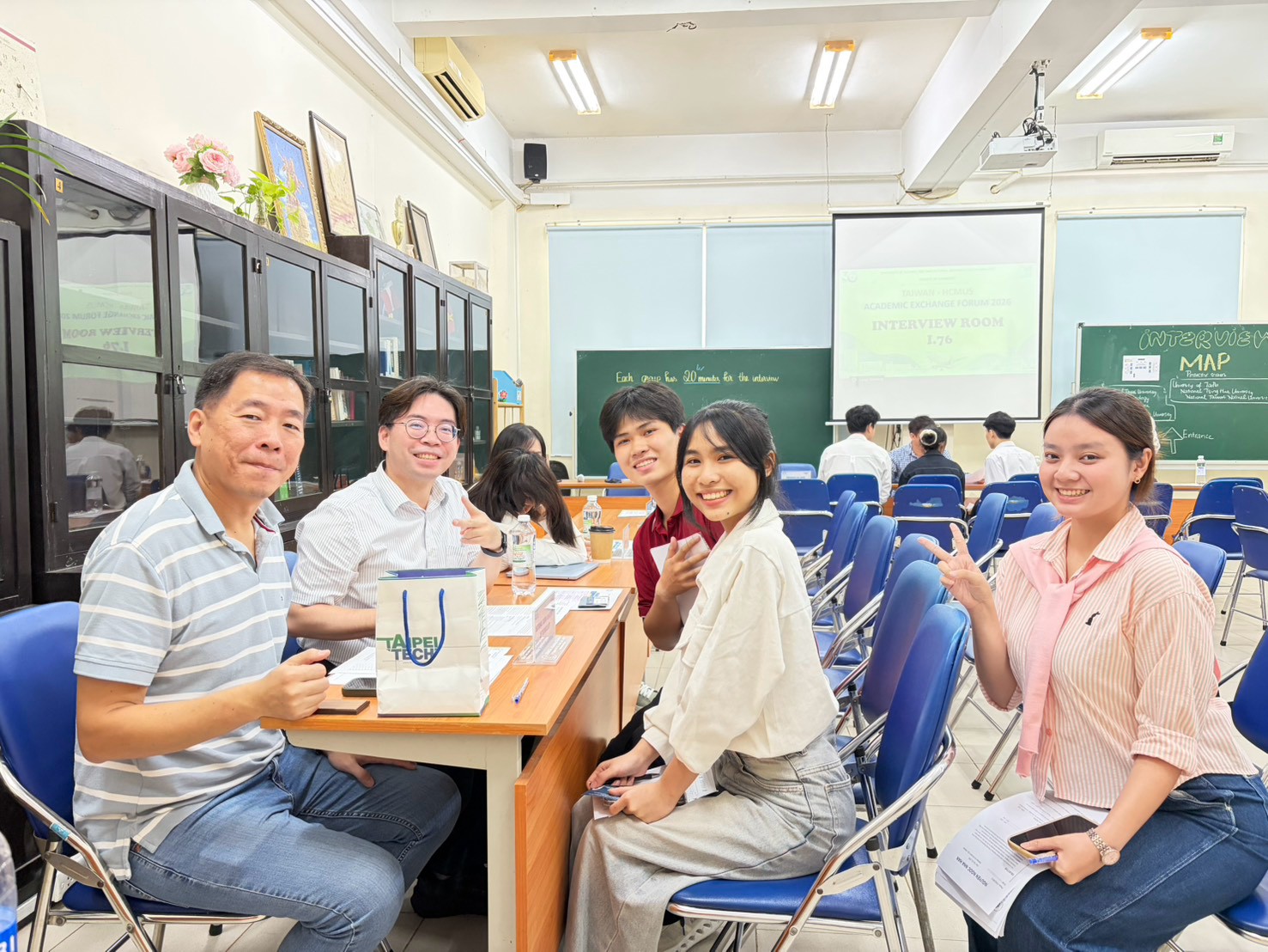胡志明大學學生至北科大攤會詢問留學條件