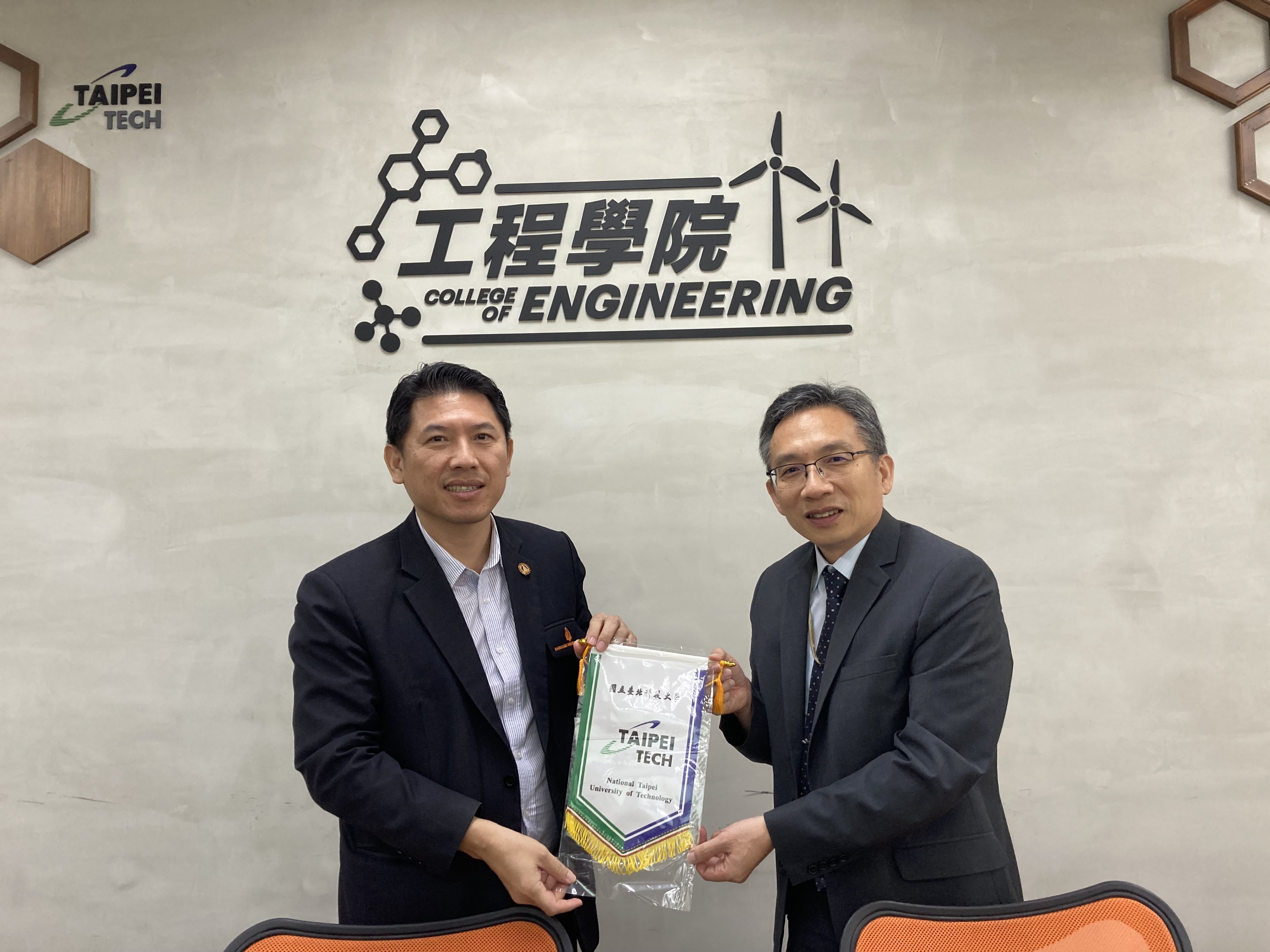 陳貞光院長致贈禮品給泰國孔敬大學老師