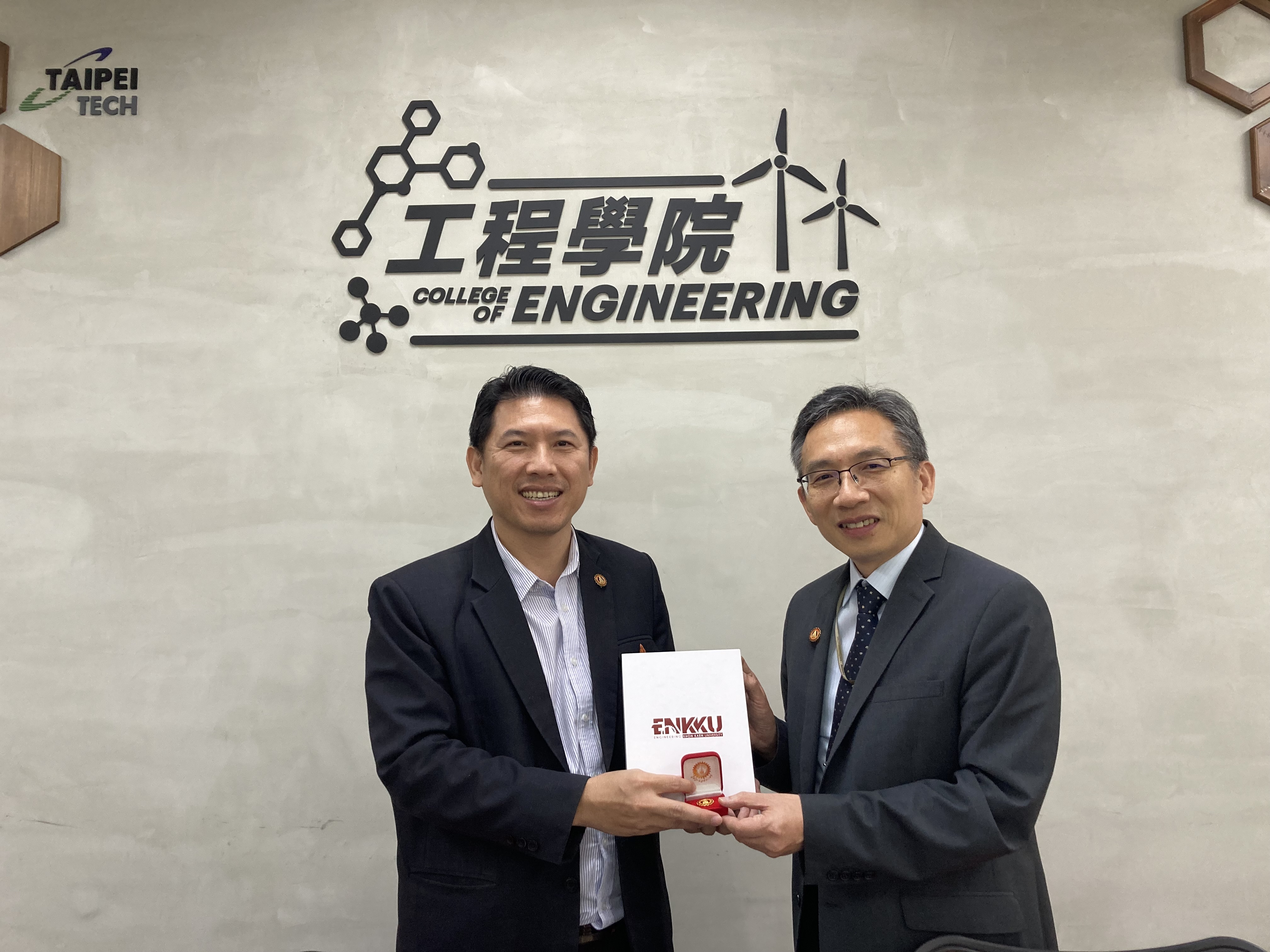 泰國孔敬大學老師致贈禮品給陳貞光院長