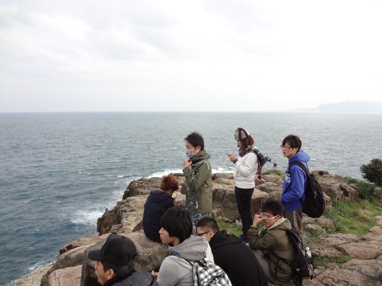圖三、在東北角海岸進行野外地質實習，觀察海岸地形。