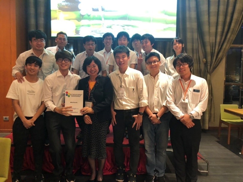 系主任以及實驗室成員與所有日本學生合照