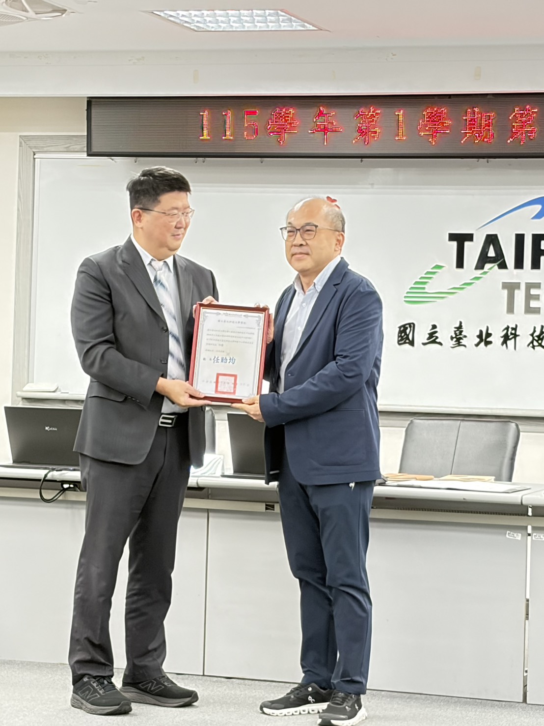 Prof. Fang collect award from president