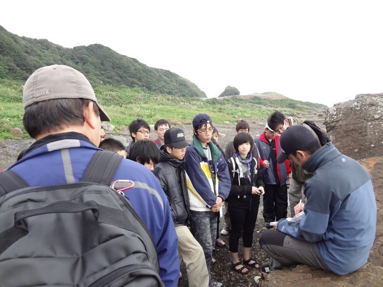 圖二、野外地質實習於萊萊海岸講解岩脈的生成。