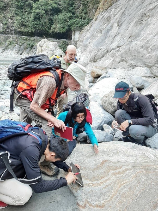 圖五、臺美地質實習課程於花東地區進行變質岩的地質構造觀察與說明。