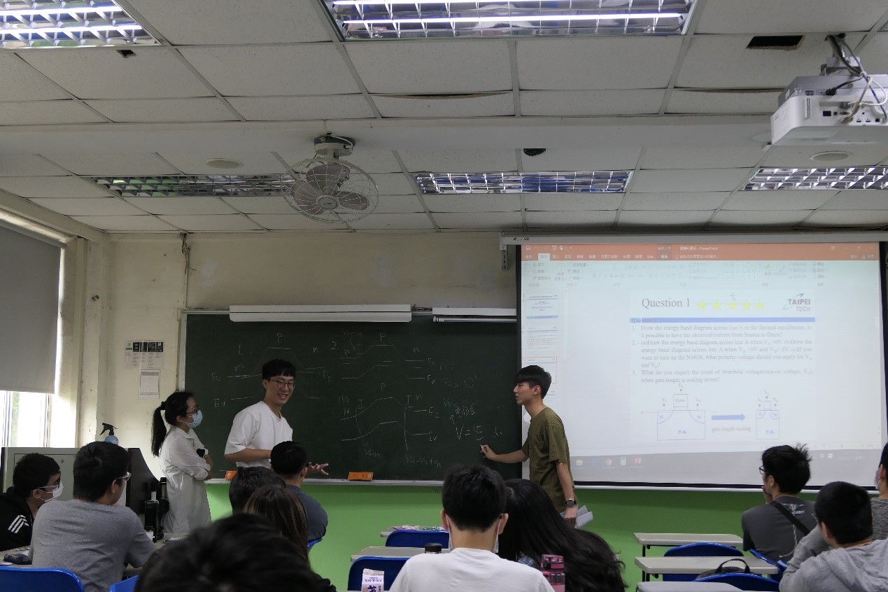 圖二、翻轉教室課程(上台報告)